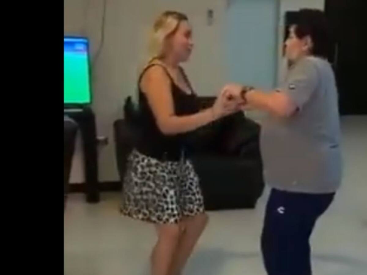 Maradona se hace viral al enseñar su trasero en un vídeo mientras bailaba