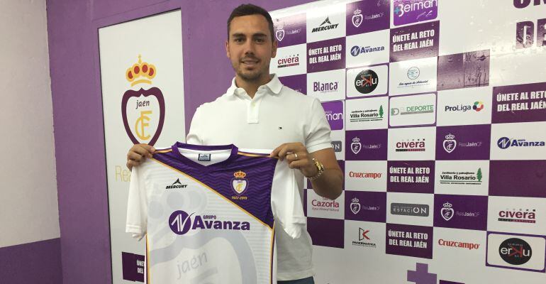 Antonio López posa con la camiseta del Real Jaén CF.