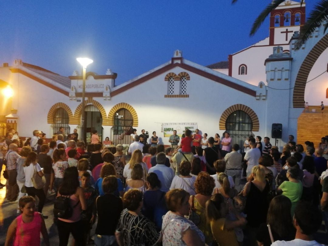 Las protestas de Nueva Carteya se traladaron a la Plaza Marqués de Estella, a las puertas del Ayuntamiento, ante el descontento por haber recibido solo dos líneas educativas.