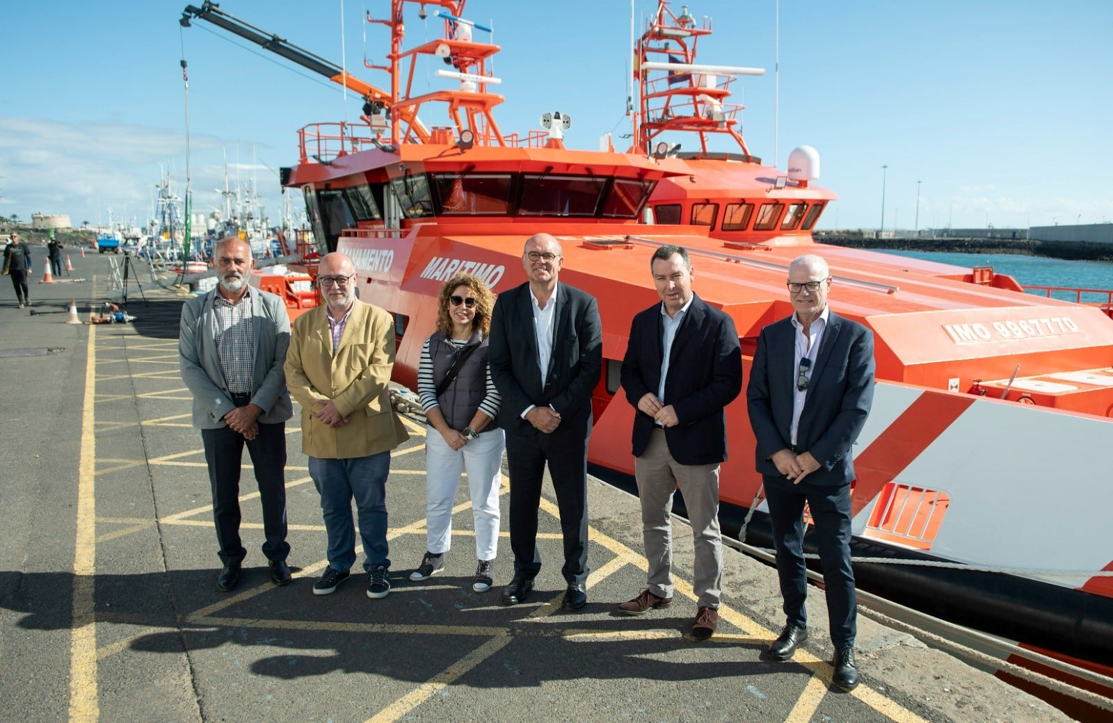 El delegado del Gobierno acompañado por los responsables de Salvamento Marítimo en el puerto de Arrecife.