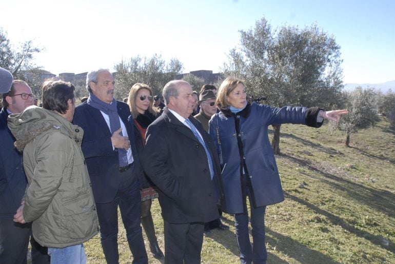 El alcalde de Granada, José Torres Hurtado, y algunos de sus concejales visitan el barrio de San Miguel Alto-Haza Grande