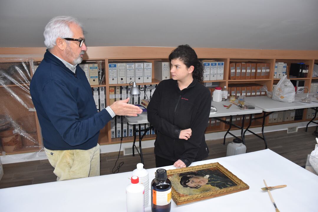Ignacio Trelis y Àngela Molina junto al cuadro restaurado de Lorenzo Casanova.