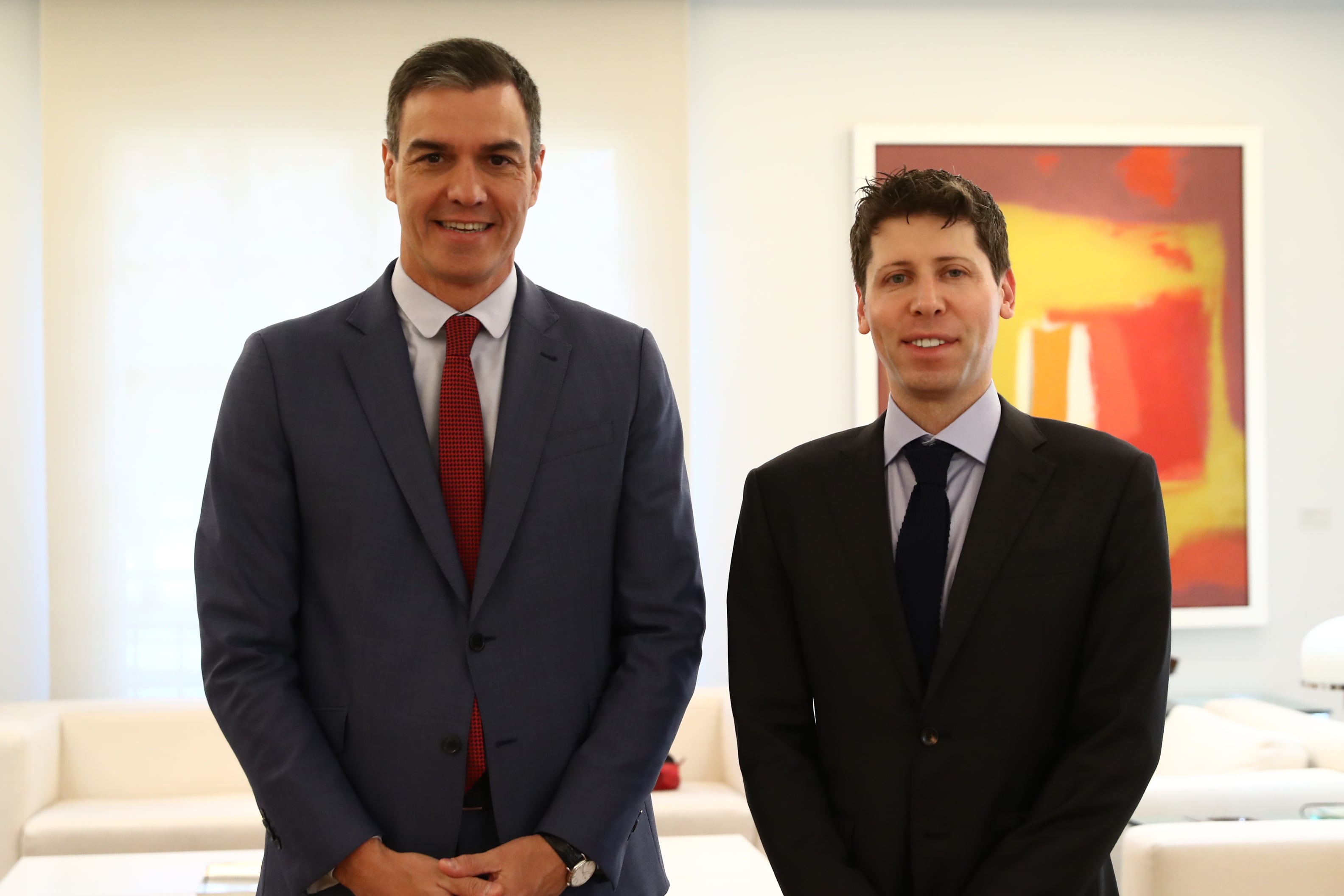 El presidente del Gobierno, Pedro Sánchez (i), mantiene un encuentro con el consejero delegado y cofundador de OpenAI, Sam Altman (d), en el Palacio de La Moncloa