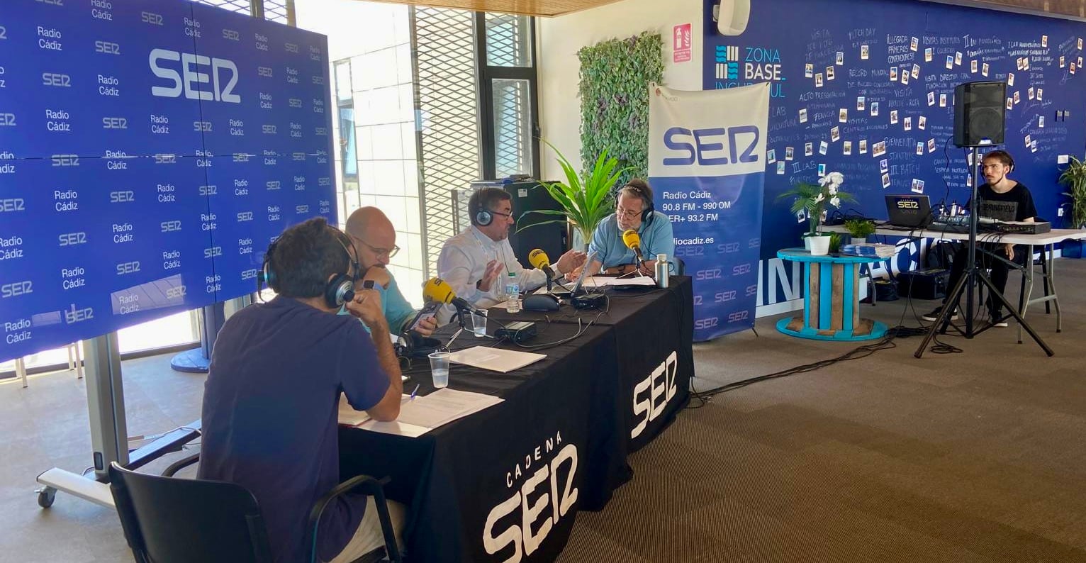 El director del astillero de Navantia 4.0, Fco Javier Abad, y el vicepresidente de la Diputación, Germán Beardo, durante el programa