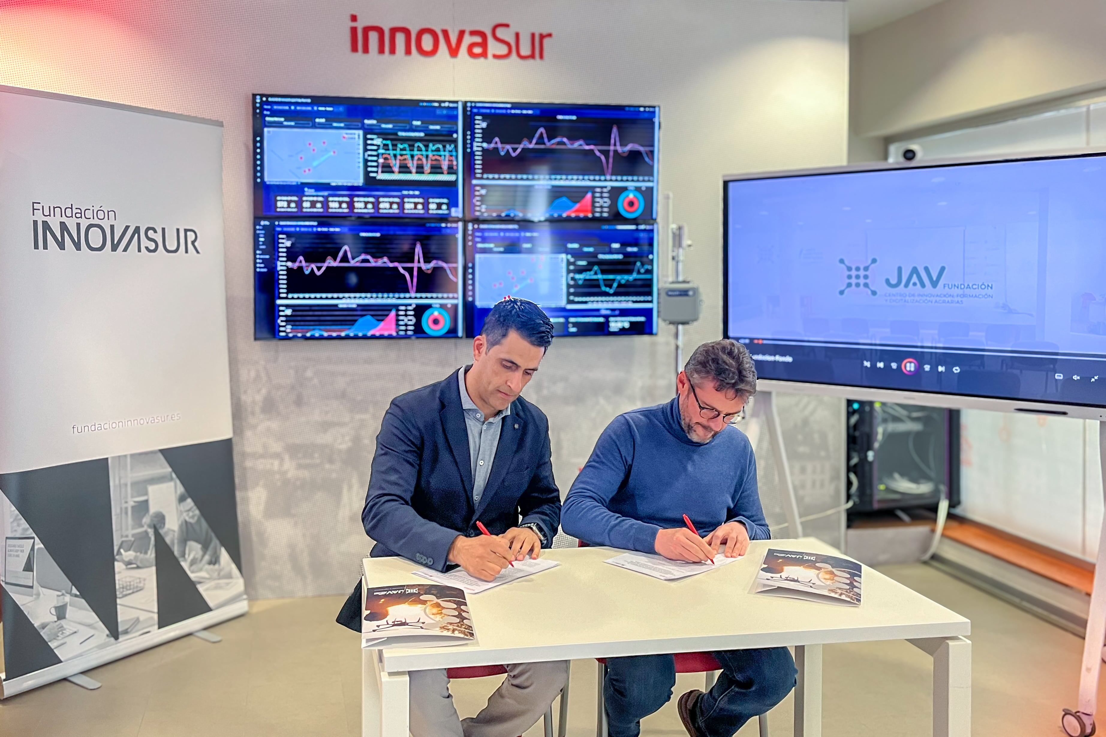 Firma del Convenio entre Innovasur y la Fundación JAV