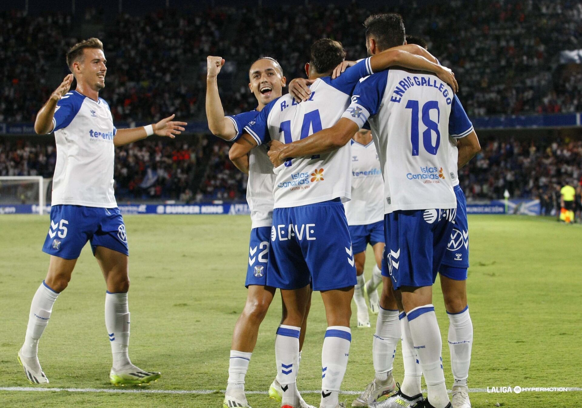 Los blanquiazules celebran el gol de Enric en la primera parte.