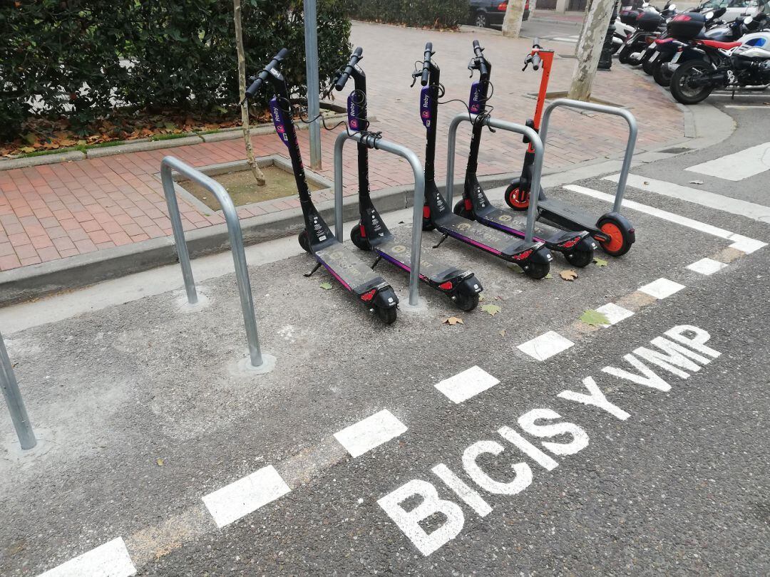 Patinetes de alquilere estacionados en uno de los nuevos aparcamientos de la Plaza de los Sitios