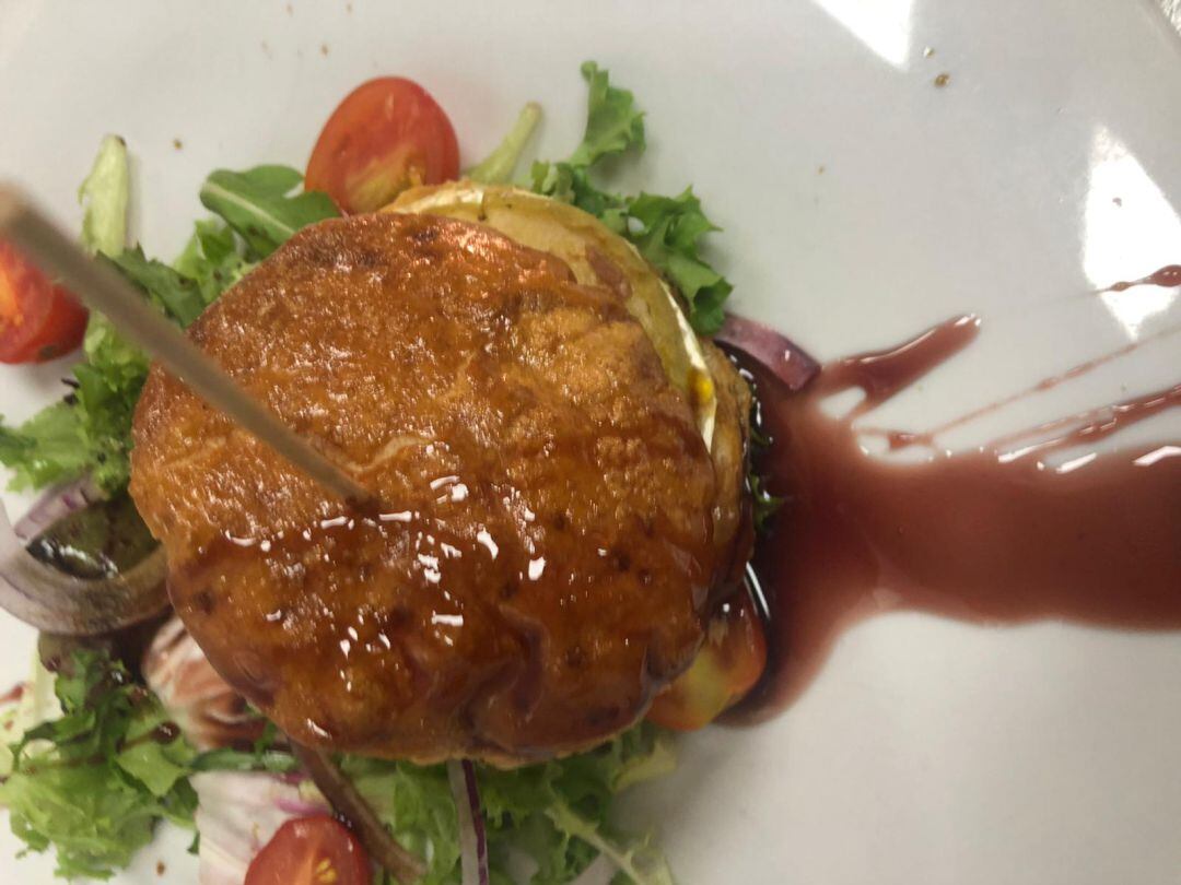 Hojaldre de foie y manzana con queso de cabra y reducción de vino