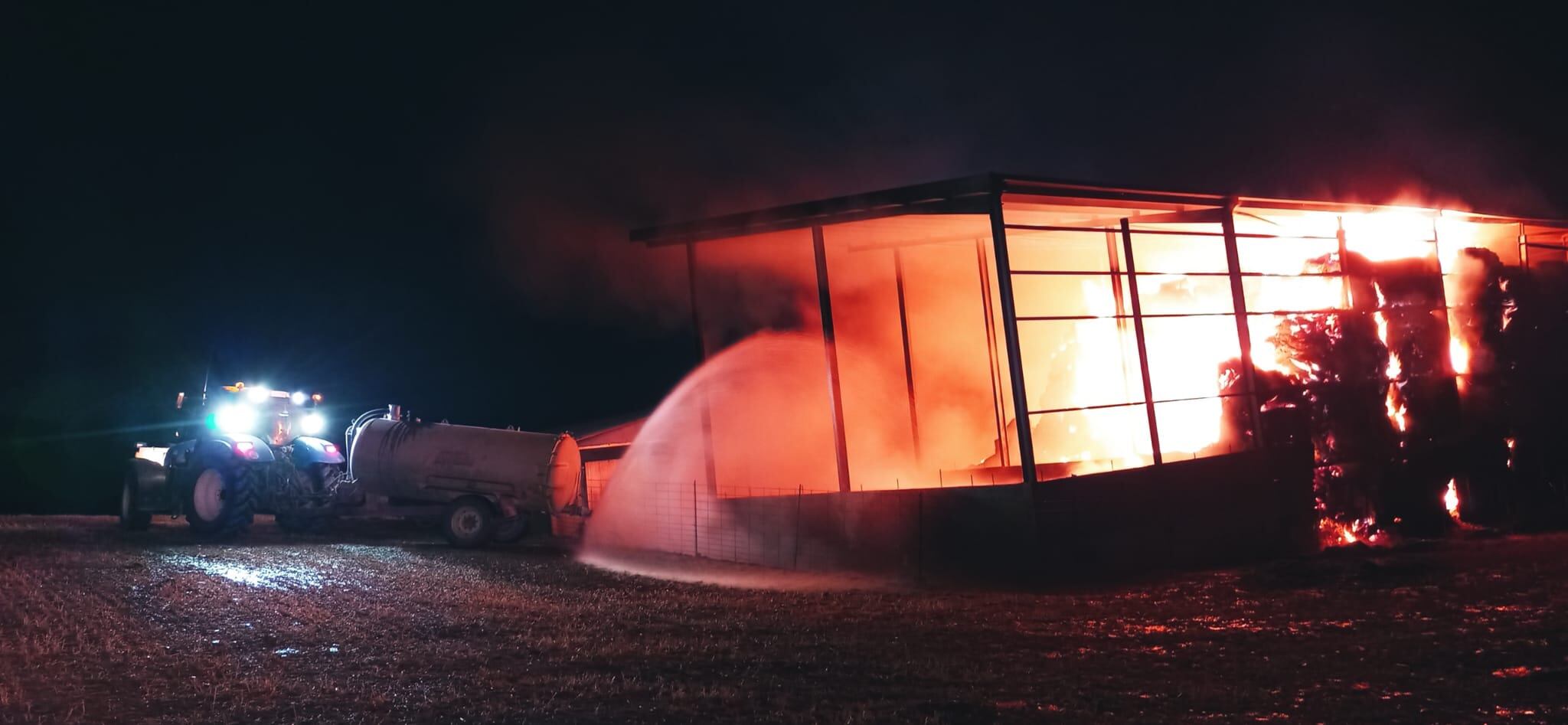 Incendio en un almacén de pacas en Foradada de Toscar