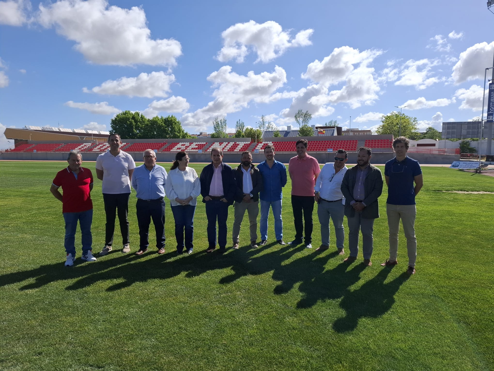 Don Benito inaugura la nueva grada del &#039;Vicente Sanz&#039; con 800 asientos