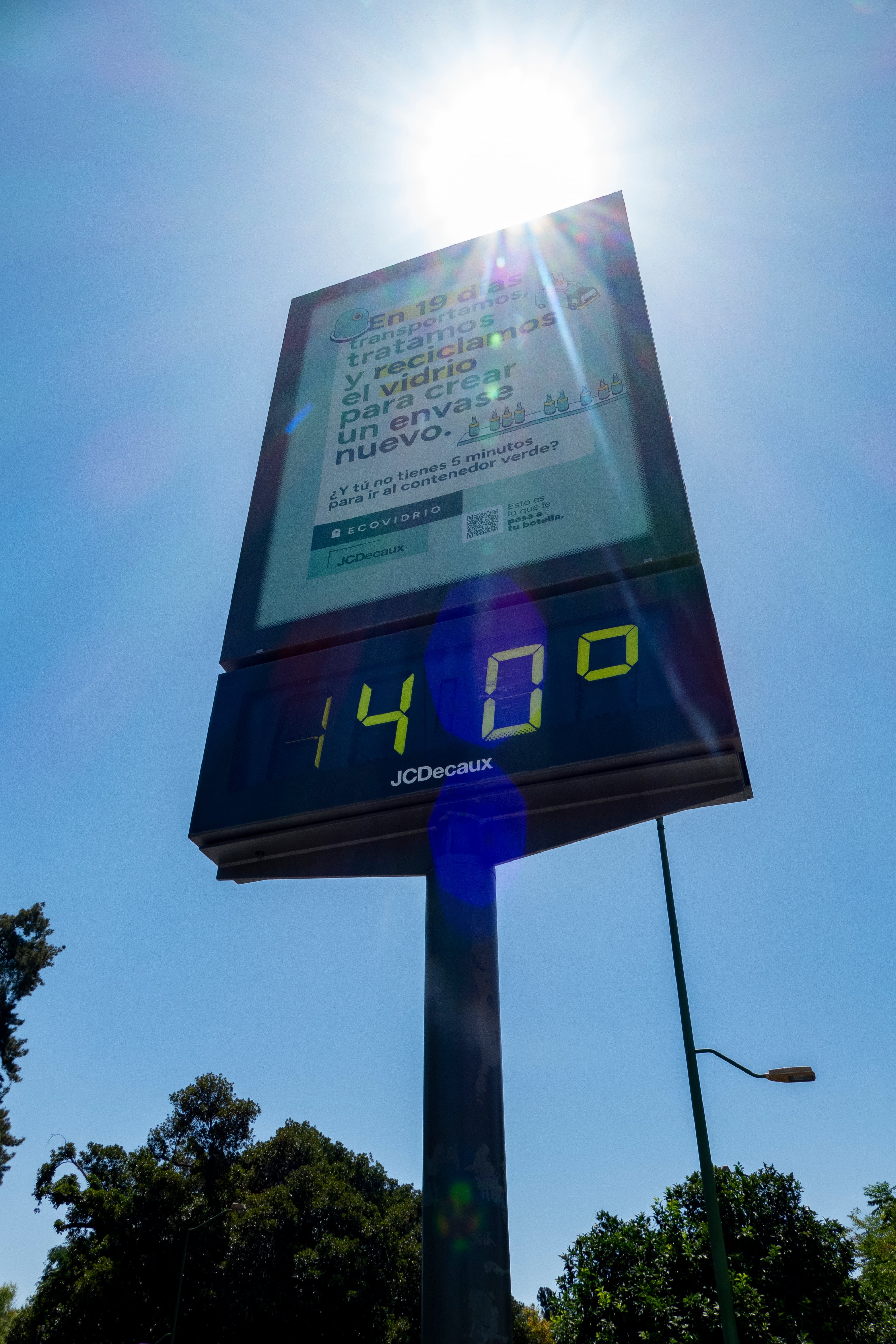 SEVILLA, 02/08/2025.- Un termómetro muestra la temperatura en Sevilla, este sábado. Los temperaturas han comenzado ya a dispararse en amplias zonas del país hasta superar los 40 grados en muchos lugares, en víspera de que inicie la segunda ola de calor del verano, un episodio durante el que se registrarán valores extremos y que se prolongará al menos hasta el próximo jueves. EFE/ David Arjona