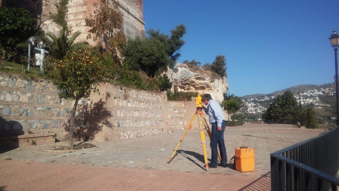 Técnico de diputación realizando el levantamiento topográfico 