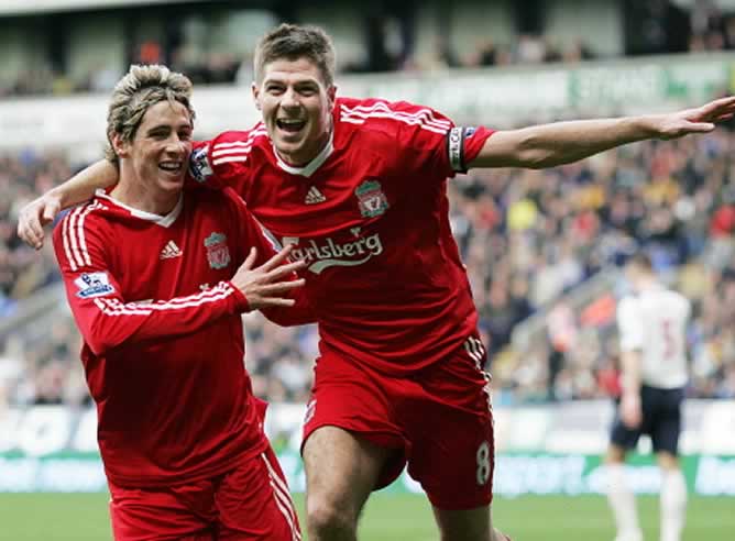 Fernando Torres celebra un gol del Liverpool con Gerrard