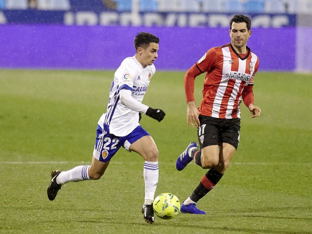 Bermejo conduce el balón en el último partido contra el Logroñés