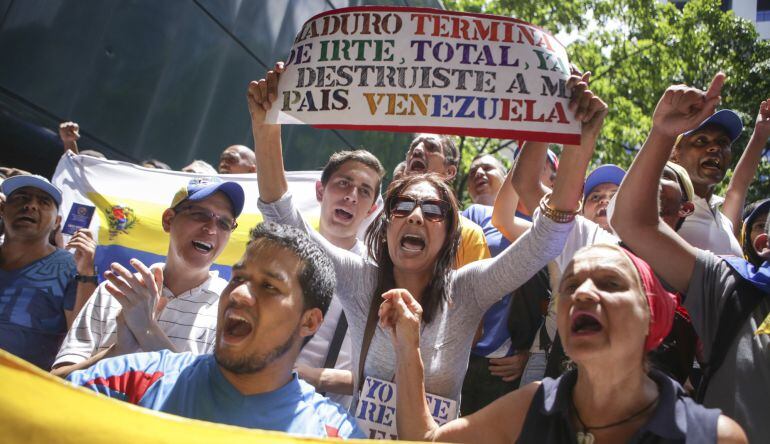 Simpatizantes de la oposición protestan frente a la Corte Segunda Administrativa del Tribunal Supremo de Justicia (TSJ) en Caracas (Venezuela). 