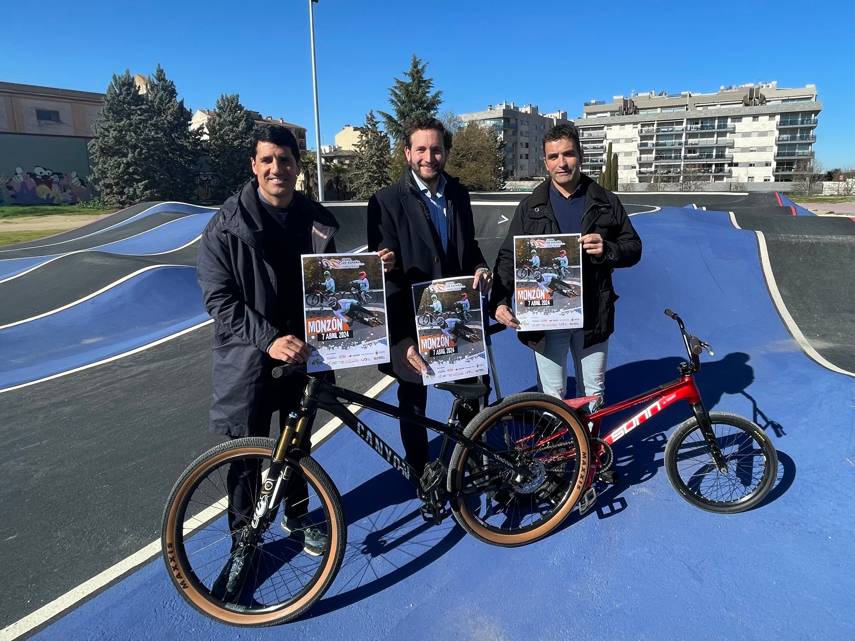 El alcalde de Monzón, Isaac Claver, el concejal de Deportes, Eliseo Martín, y el presidente del Club Biofrutal Sport, Marcos Barranco, presentan la Copa de España Pumptrack