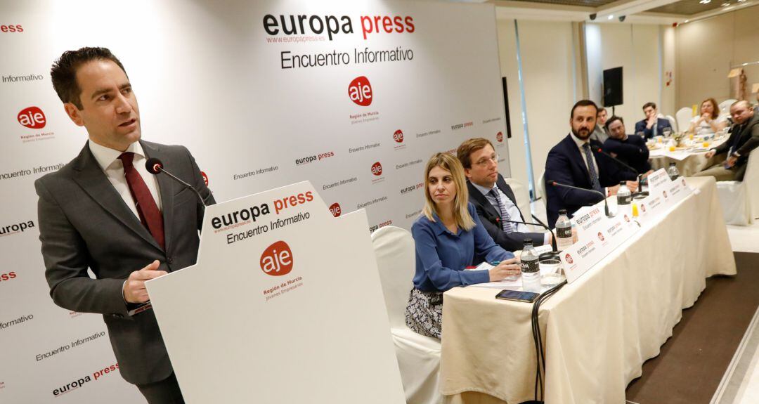 El secretario general del PP, Teodoro García Egea, durante su intervención en un encuentro informativo de Europa Press al que también ha asistido el alcalde de Madrid, José Luis Martínez- Almeida, en Murcia