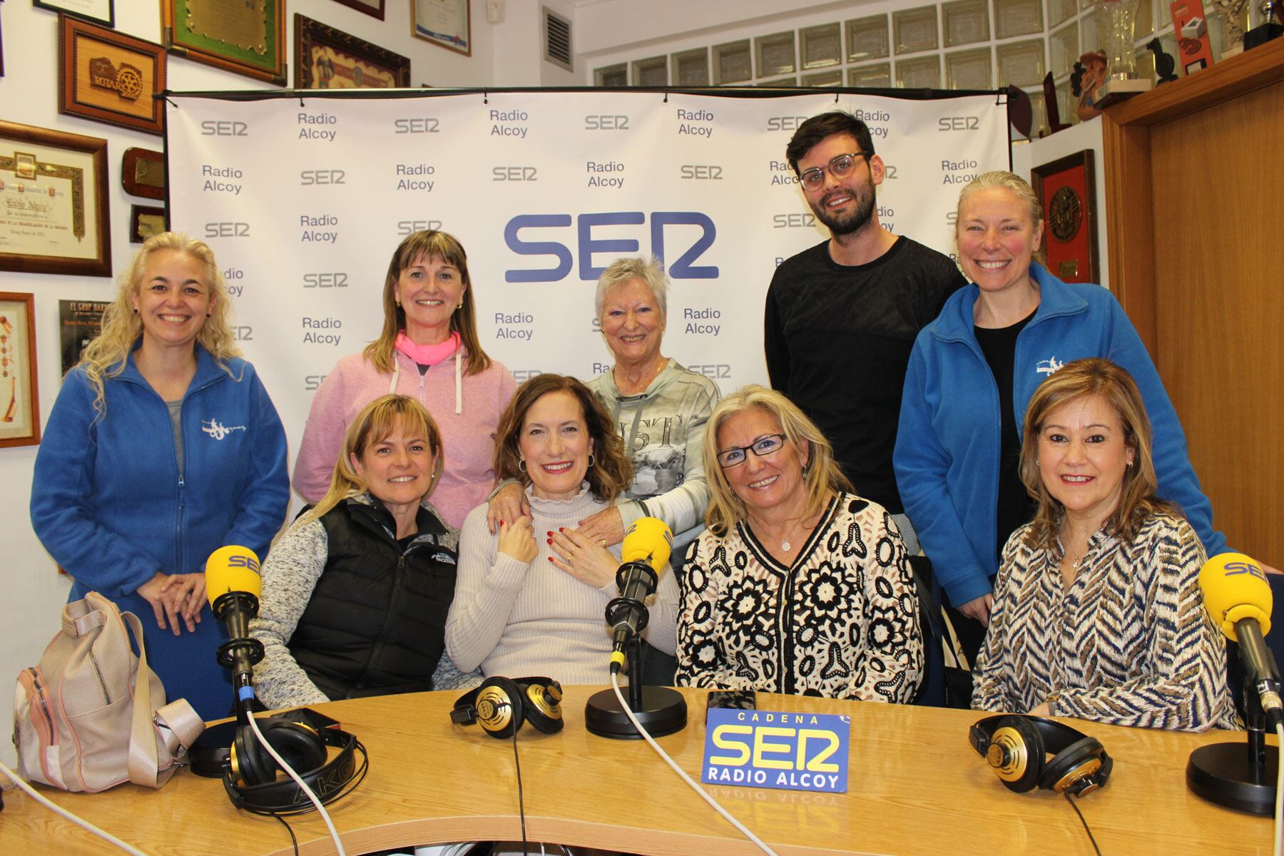 Las representantes de los ballets que han acudido al programa Amagatalls de la Festa en el estudio central de Radio Alcoy