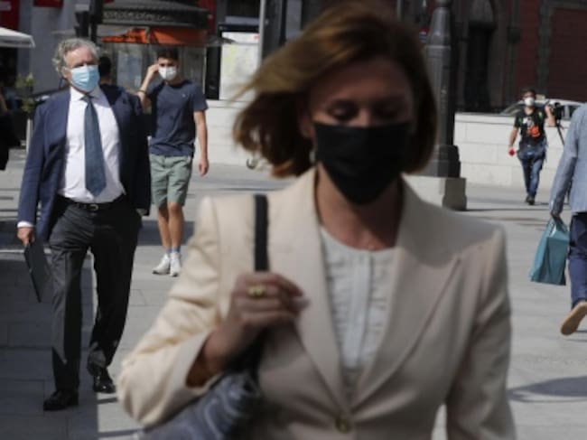 La ex secretaria general del PP y expresidenta de Castilla-La Mancha, María Dolores de Cospedal (d), acompañada por su marido, el empresario Ignacio López del Hierro (i), abandonan la comisión parlamentaria que investiga la presunta trama parapolicial par