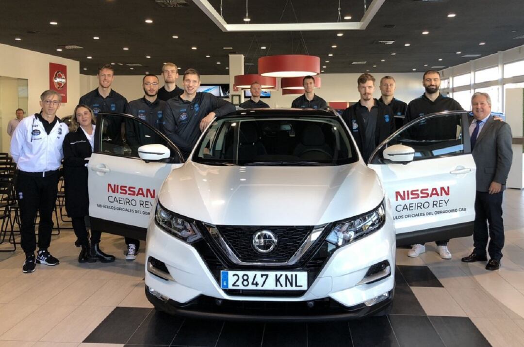 Moncho Fernández y jugadores del Obradoiro, junto a responsables de Nissan Caeiro Rey