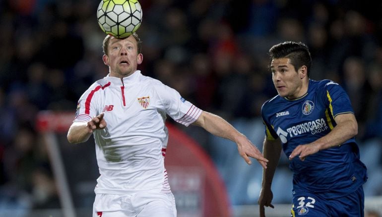 Krohn-Dehli y Emiliano Buendia en el Getafe 1 - Sevilla 1 de la jornada 28 de la Liga BBVA.