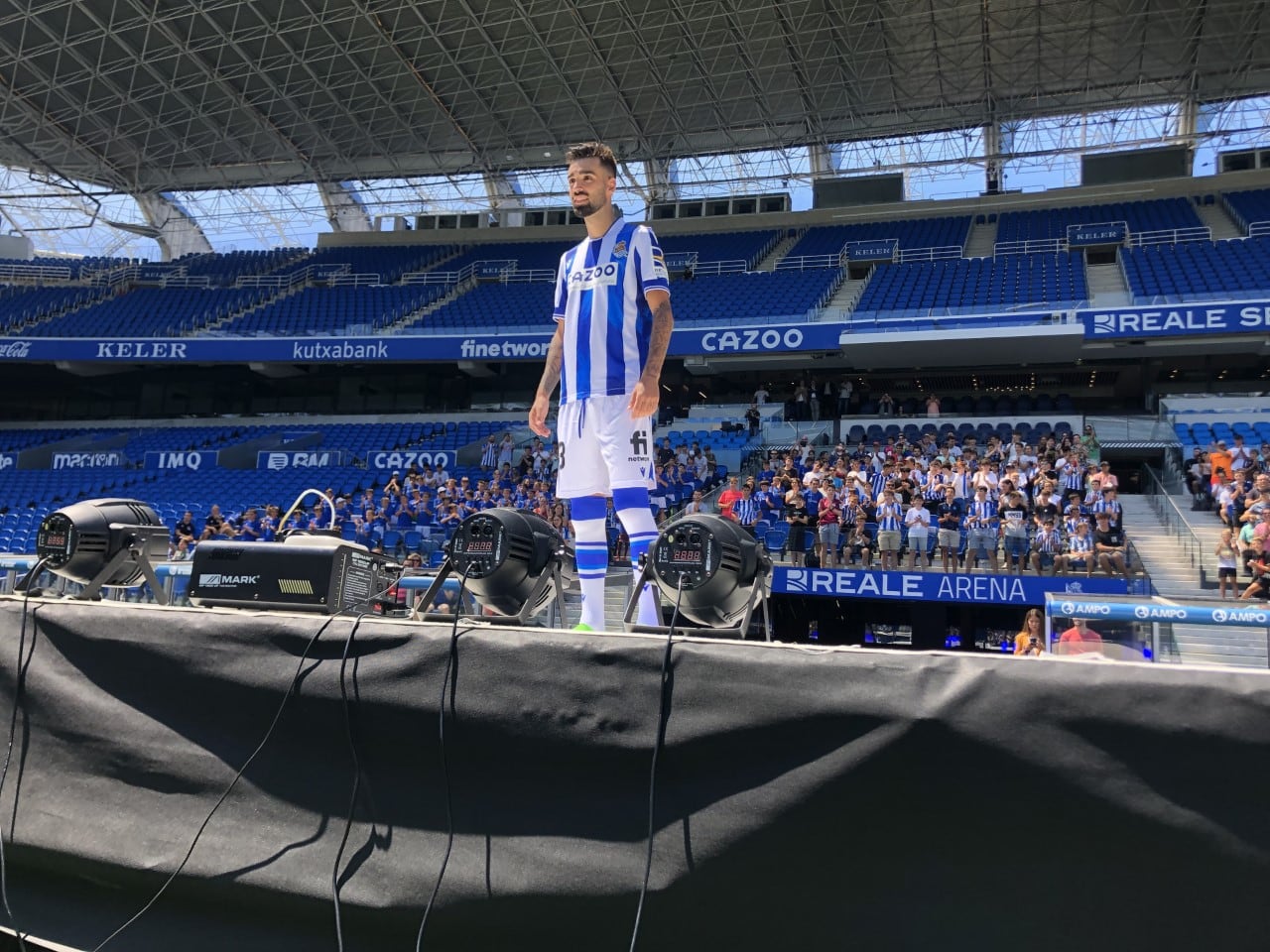 Brais Méndez posa en su presentación en el Reale Arena