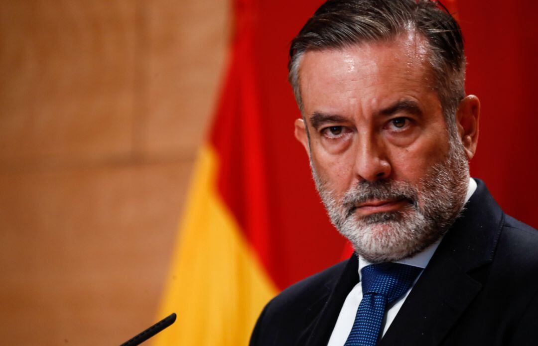 El consejero de Justicia, Interior y Víctimas, Enrique López, mira a la cámara durante una comparecencia en rueda de prensa en la Casa Real de Correos