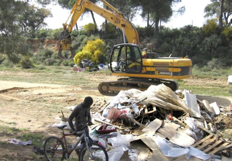 Una grúa acaba con chabolas de inmigrantes en Huelva