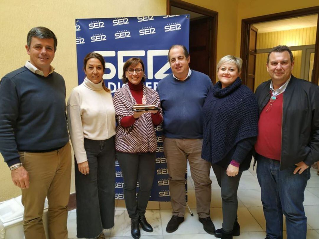 Juan Martín Bermúdez, Isabel González, Lola Rueda, Eugenio Camacho, Maribel Ortega y Manolo Pardavila, celebrando el quinto aniversario en antena de Ser Emprendedores