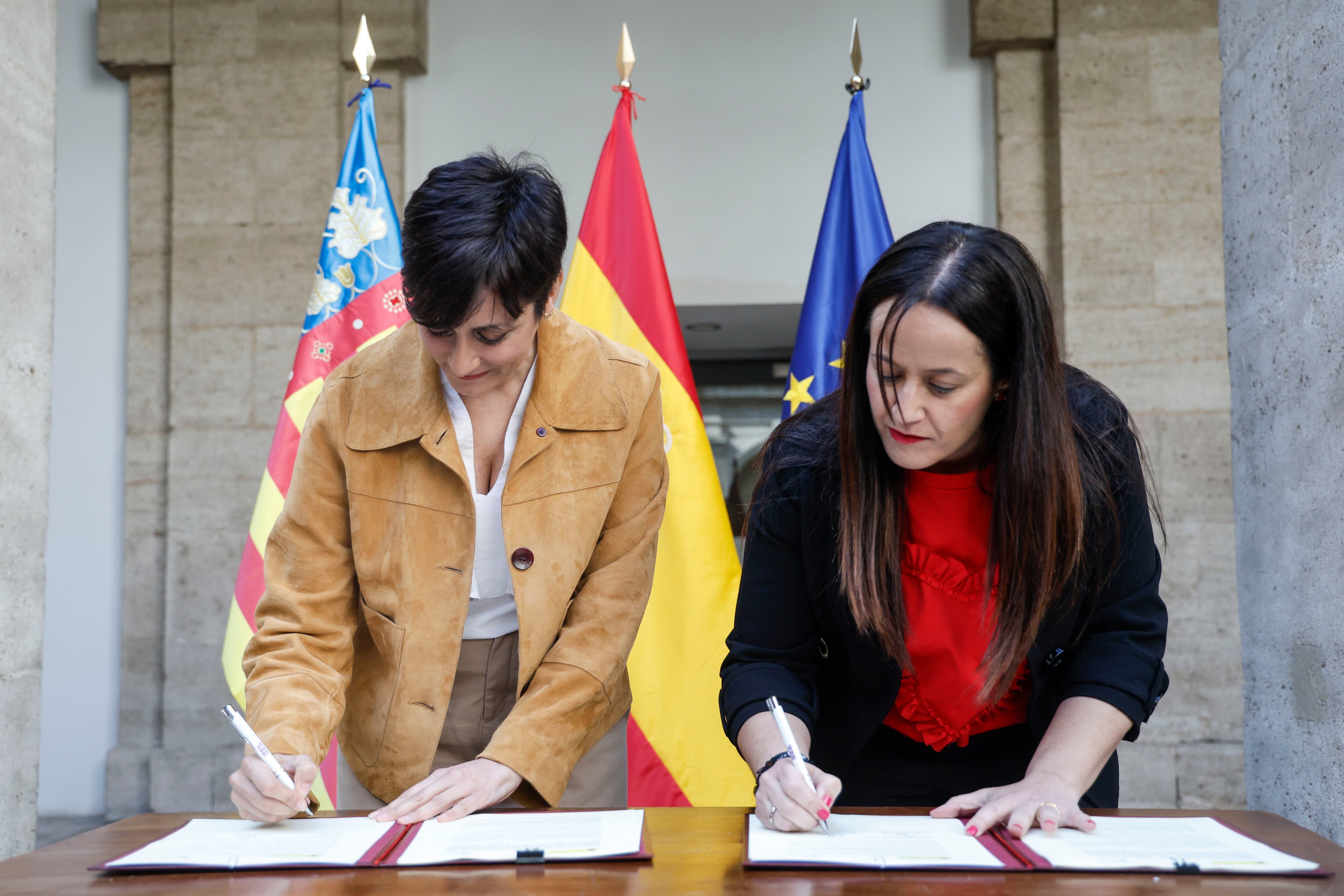 La ministra de Vivienda, Isabel Rodríguez, firma con los municipios valencianos afectados por la dana los convenios para actualizar sus agendas urbanas y construir viviendas adaptadas a la nueva realidad climática, una situación que sigue al anuncio del Gobierno de invertir 1.300 millones de euros en 10 años y que ayudará a recuperar la vivienda en Valencia. En la imagen Rodríguez firma junto a la alcaldesa de Catarroja, Lorena Silvent.
