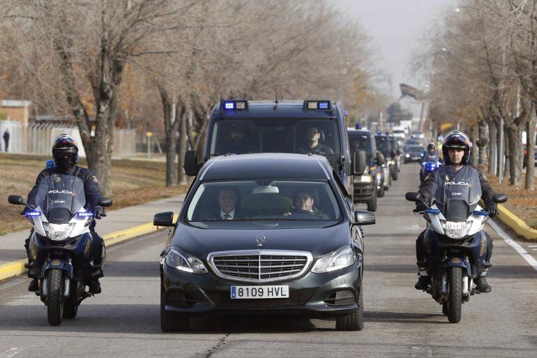 Los féretros con los cuerpos de los dos agentes asesinados el viernes en un ataque talibán a la embajada española en Kabul, en su traslado hacia el complejo policial Canillas, tras su llegada a la base aérea de Torrejón de Ardoz