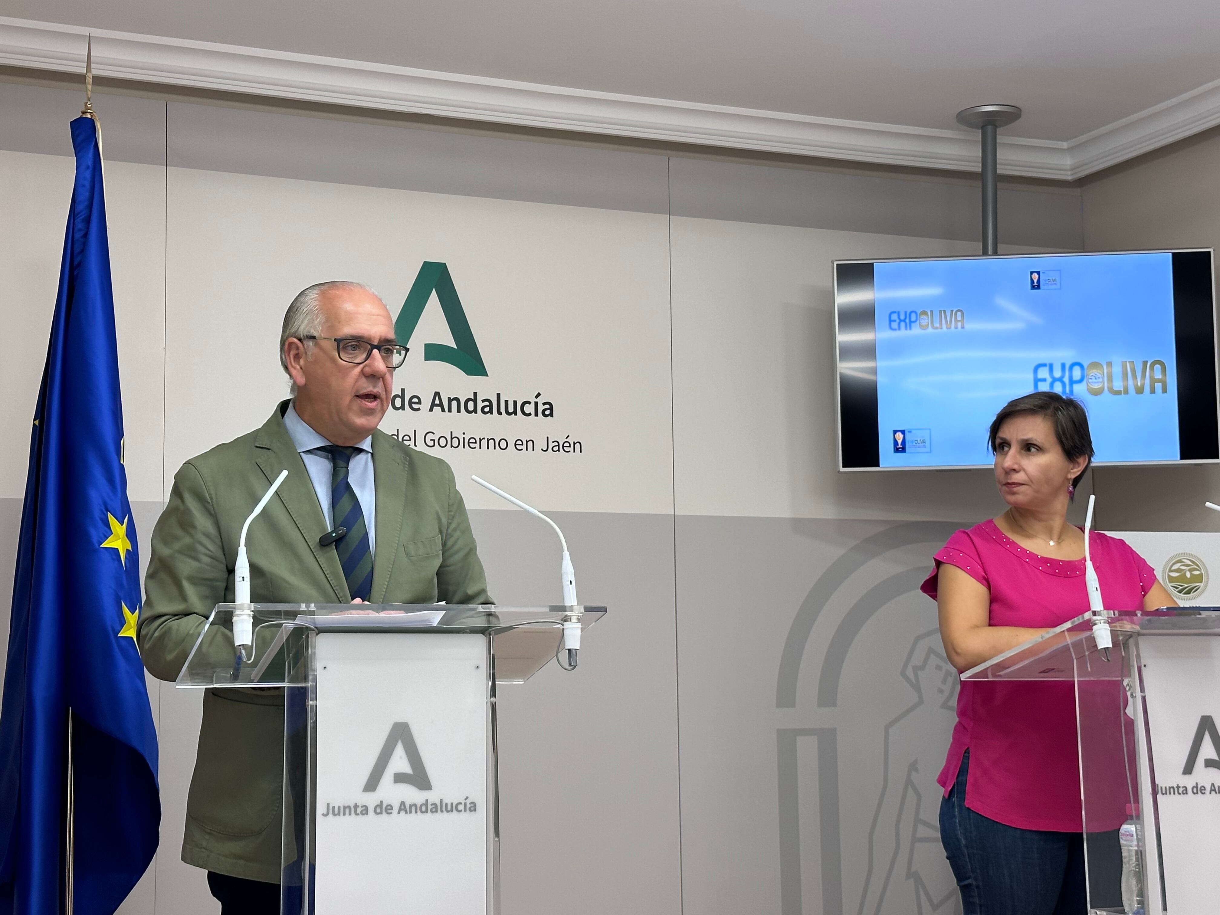 El delegado del Gobierno de la Junta de Andalucía, Jesús Estrella y la delegada de Agricultura, Soledad Aranda, hablan sobre las novedades de los Premios Expoliva