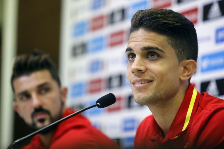 Los jugadores David Villa y Marc Bartra durante la rueda de prensa que ha tenido lugar tras el entrenamiento realizado hoy en la Ciudad del Fútbol de Las Rozas,