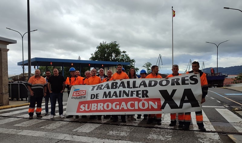 Trabajadores de Mainfer en la puerta de Navantia Ferrol reclamando la subrogación