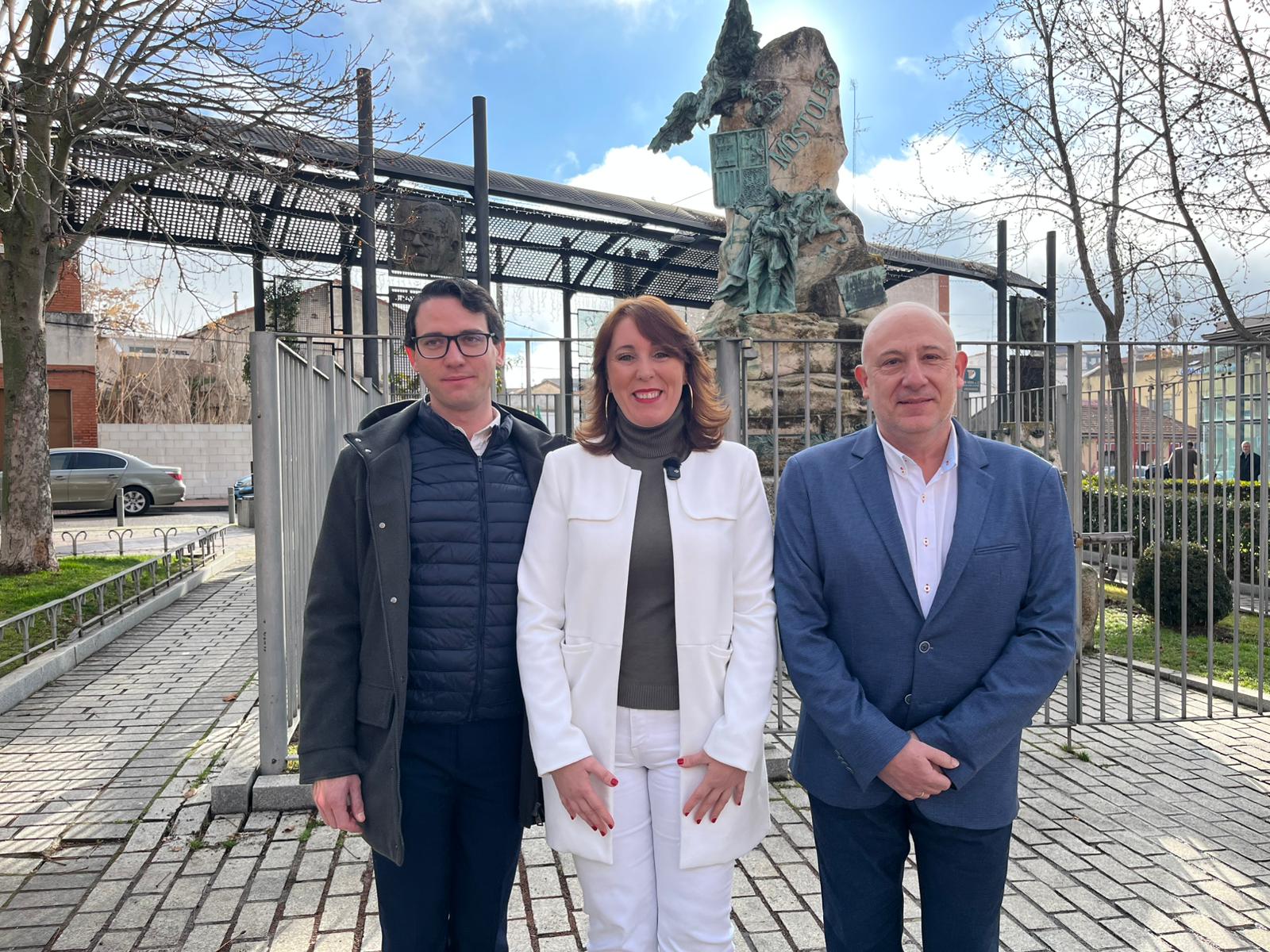 La portavoz de Vox Móstoles, Nieva Machín, junto con el concejal de Vox en Móstoles, Juan José Castro tras la rueda de prensa