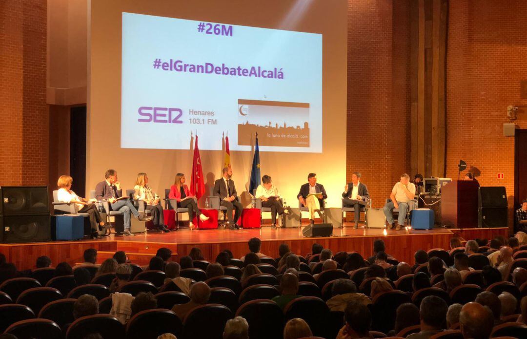 Las ocho candidaturas a la Alcaldía de Alcalá de Henares debaten, este lunes, en el salón de actos del edificio Politécnico de la Universidad.