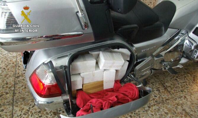 Operación Tolomeo. Adaptaban motocicletas de gran cilindrada con estabilizadores y portamaletas donde transportaban cerca de 100 kilos en cada viaje.