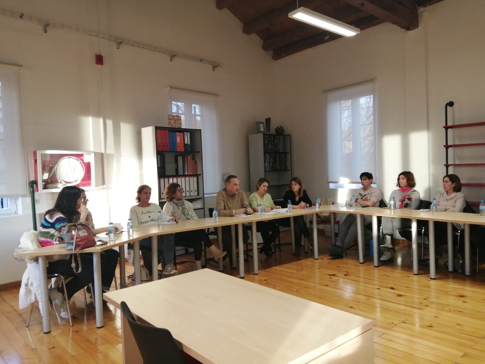 Teresa Bermejo y Cristina Valderas recibieron en la Casa de la Juventud a las AMPAS este viernes