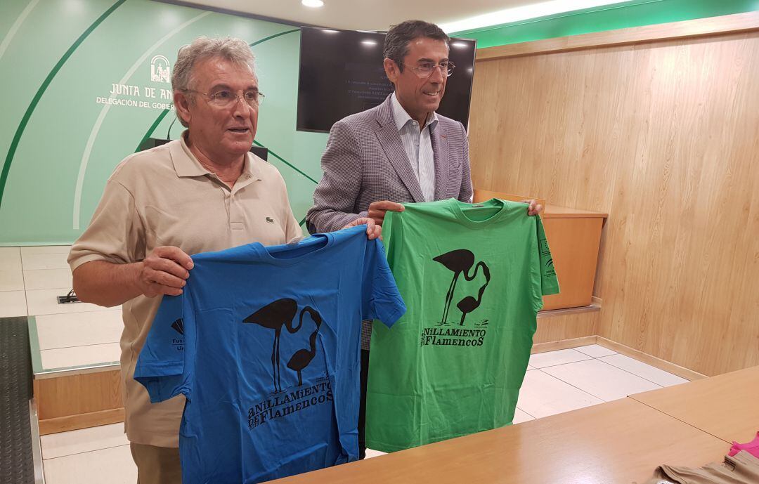 Manuel Rendón, director de la reserva, y Fernando Fernández, delegado de Agricultura, presentan el dispositivo.