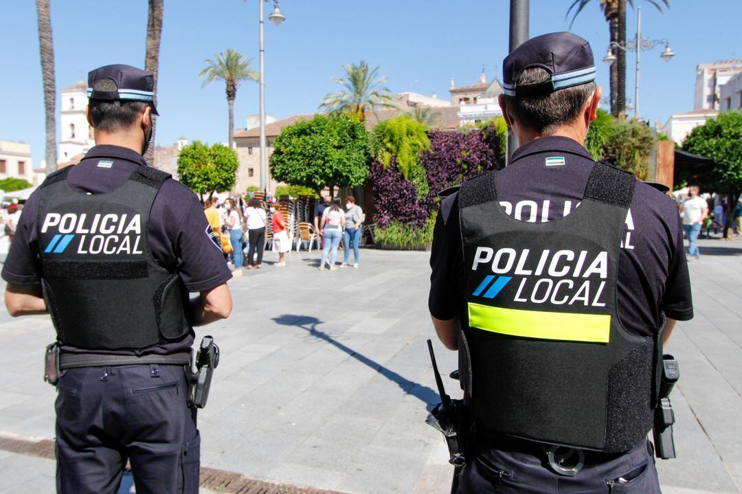 Policías locales de Mérida en la Plaza de España