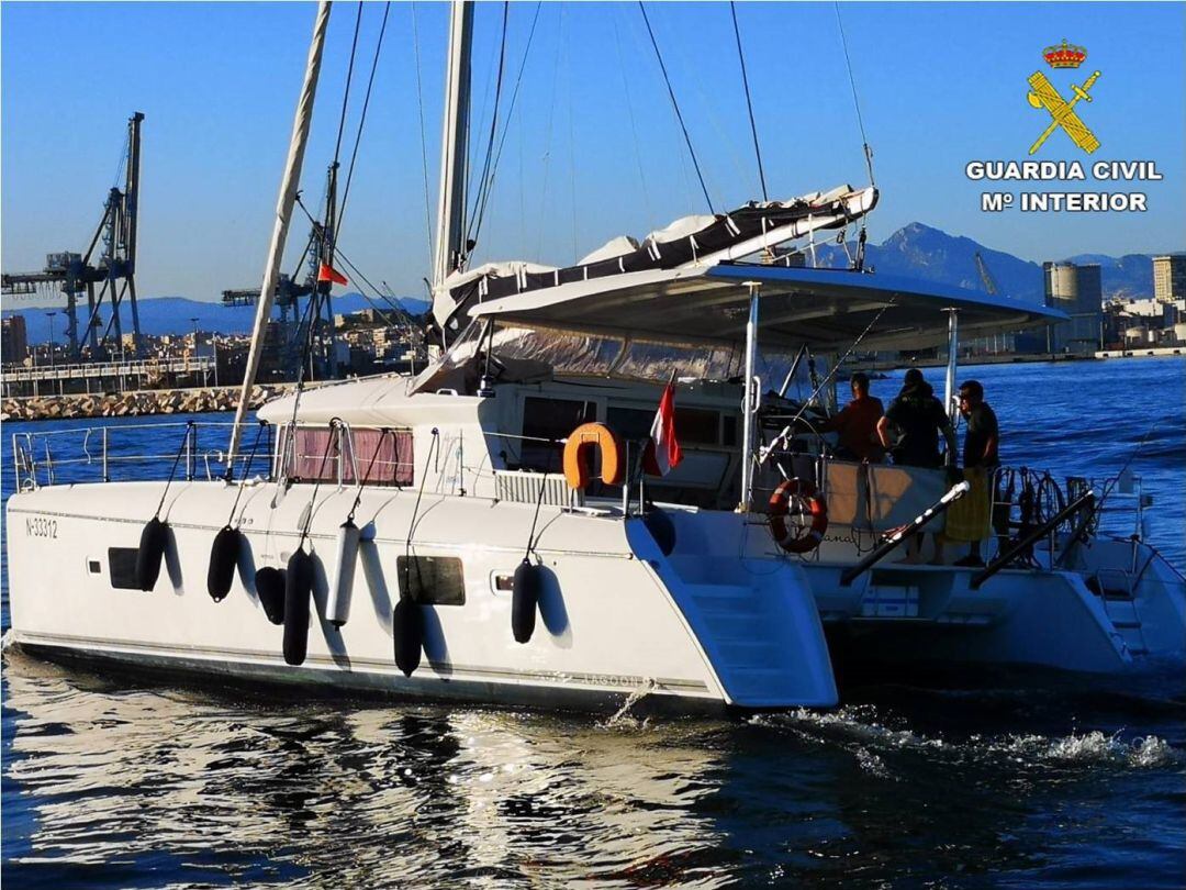 El Servicio Marítimo de la Guardia Civil rescata a un catamarán a punto de hundirse en Tabarca