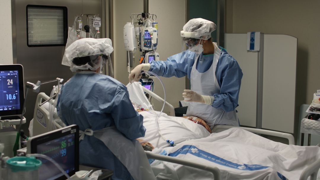 Dues infermeres atenent una pacient de covid-19 ingressada al servei de Medicina Intensiva de l&#039;Hospital de Tortosa Verge de la Cinta.