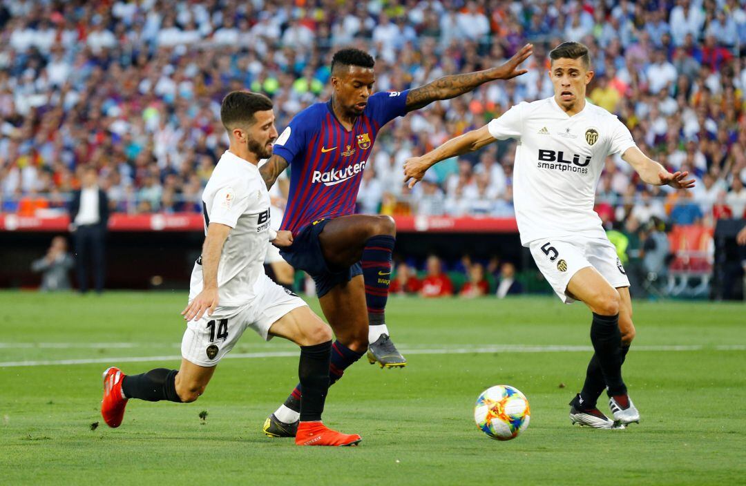 Semedo intenta marcharse de Gayá en la final de la Copa del Rey entre el Valencia y el Barcelona.