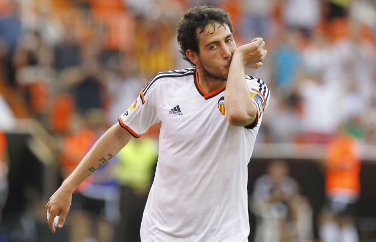 Valencia&#039;s midfielder Dani Parejo celebrates after scoring during the Spanish league football match Valencia CF vs SD Eibar at the Mestalla stadium in Valencia on May 3, 2015.   AFP PHOTO/ JOSE JORDAN