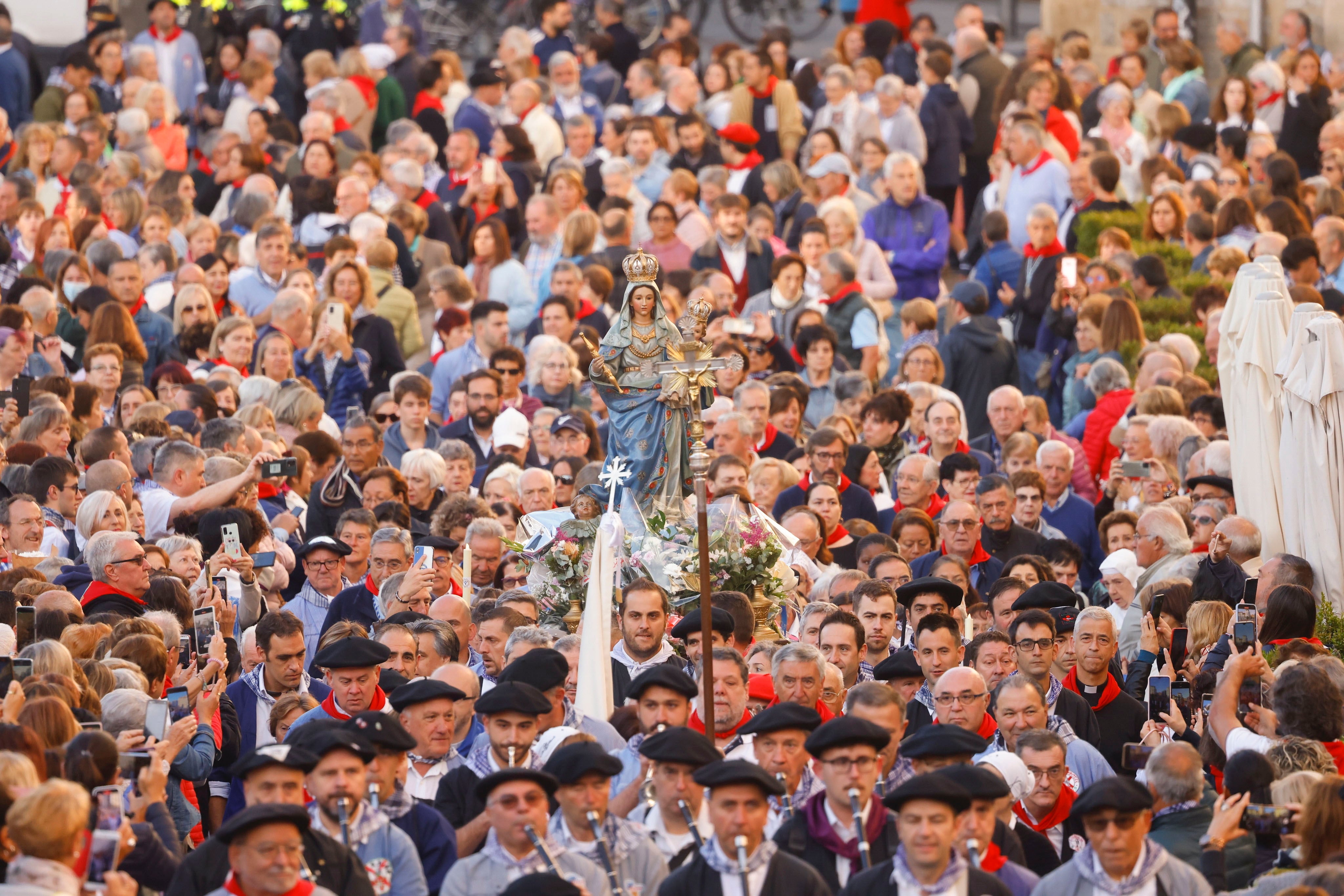 VITORIA (PAÍS VASCO), 05/08/2023.- Este sábado, día grande de las fiestas de Vitoria que viven su segunda jornada. Vitoria honra a su patrona, la Virgen Blanca, en el día grande de las fiestas, con la celebración de numerosos actos, alguno de ellos multitudinario como el Rosario de la Aurora. EFE/L. Rico
