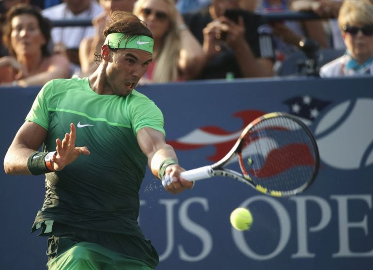 Spain&#039;s Rafael Nadal hits a return to Argentina&#039;s Diego Schwartzman during their match at the U.S. Open Championships tennis tournament in New York, September 2, 2015. REUTERS/Mike Segar