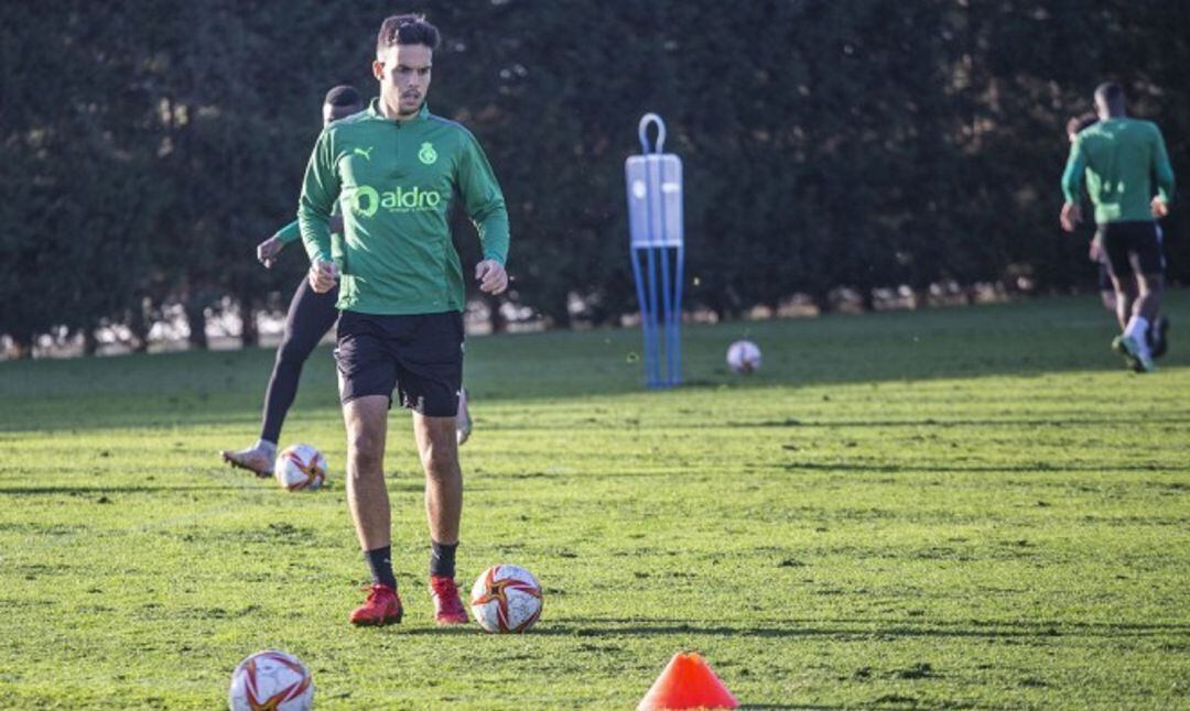 Borja Domínguez es el segundo jugador del Racing en cumplir ciclo de amonestaciones