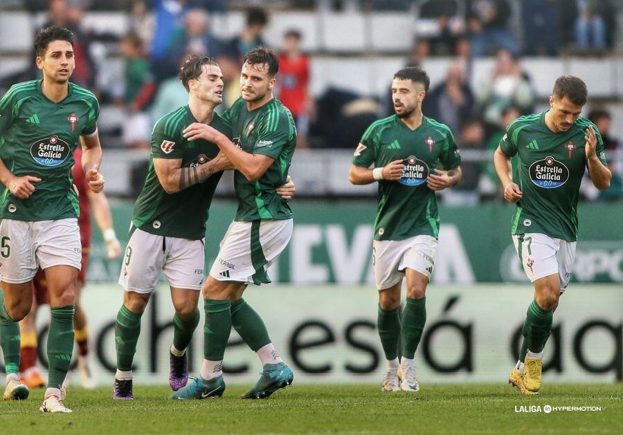 Eneko Jauregi celebra su gol para el Racing de Ferrol ante el Racing de Santander en A Malata (foto: LaLiga Hypermotion)