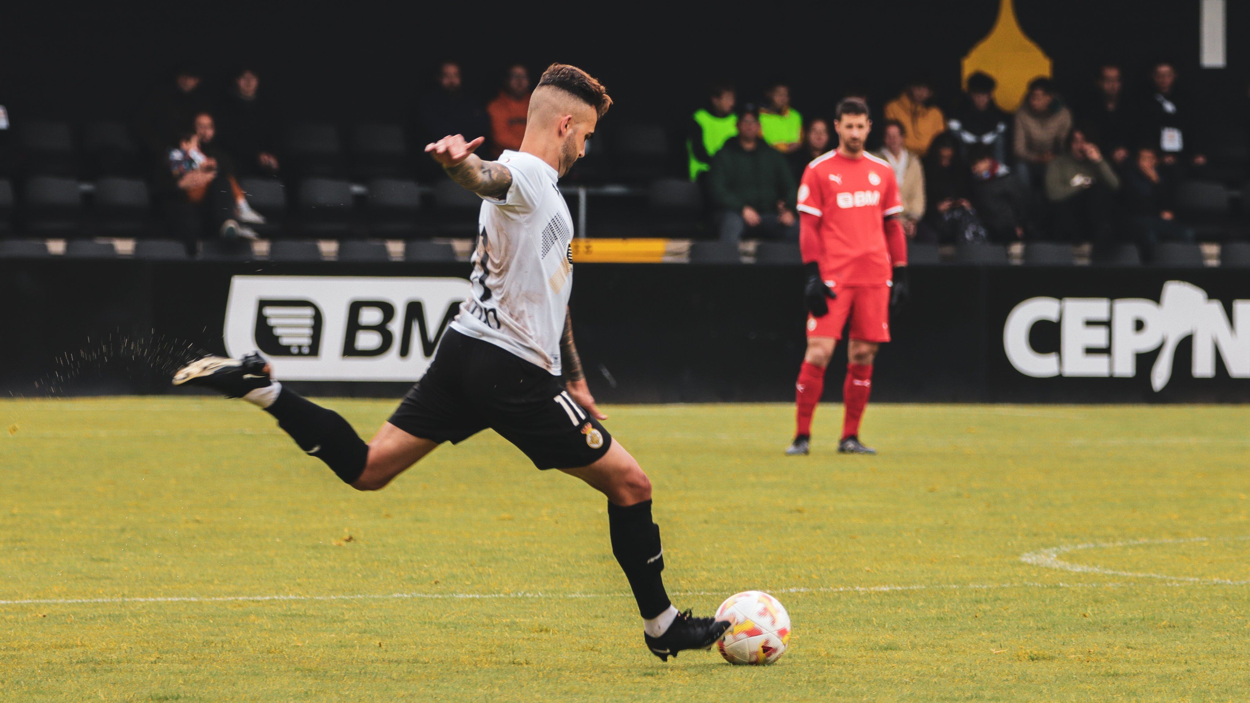 Alain Oyarzun arma su pierna zurda marcar el golazo con el que se abría el marcador.