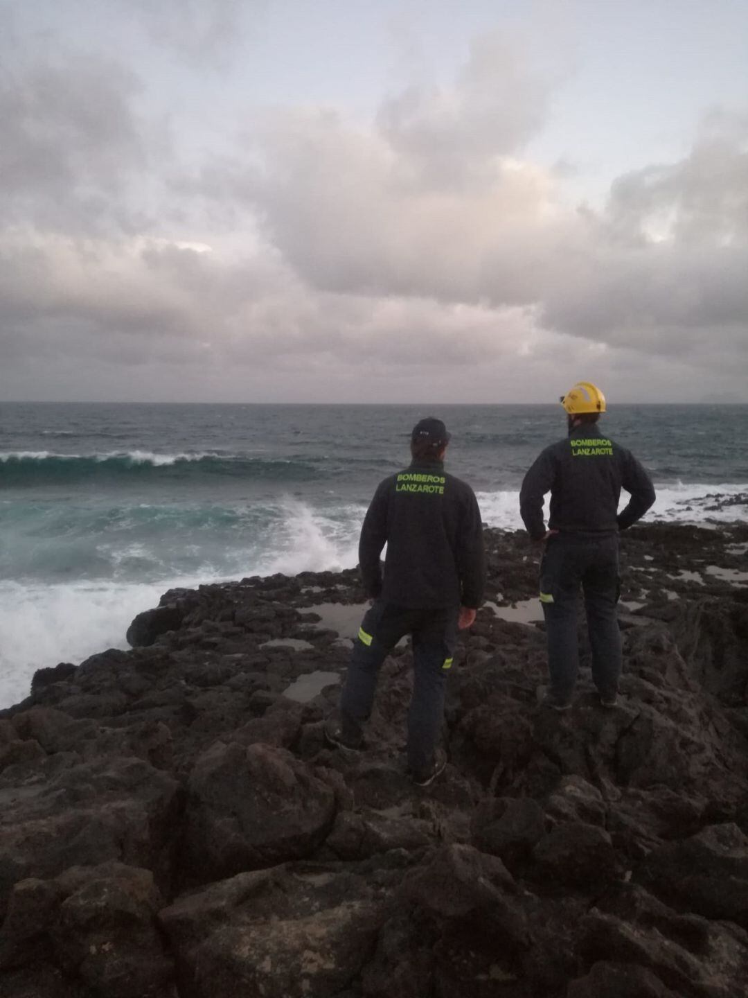 Efectivos de los cuerpos de seguridad en la costa de Caleta de Caballo.